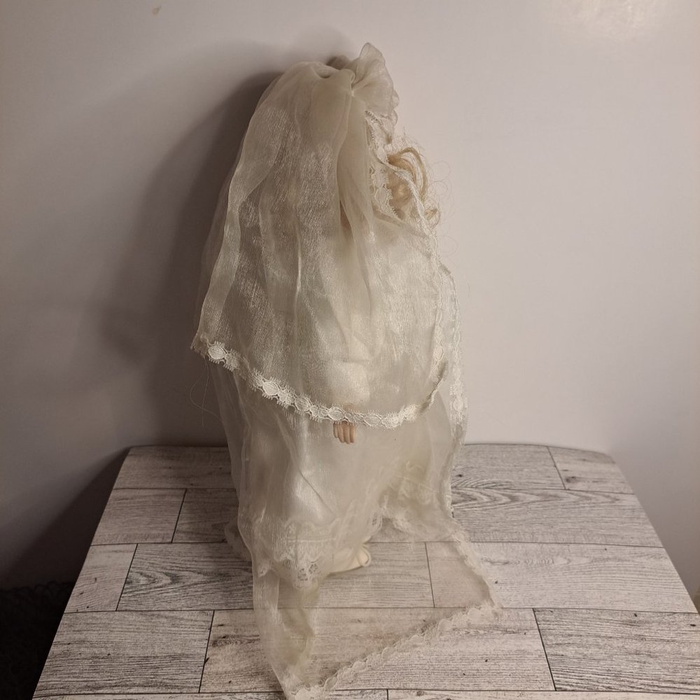 Vintage 12.5 Porcelain Bride Doll - Picture 6 of 6